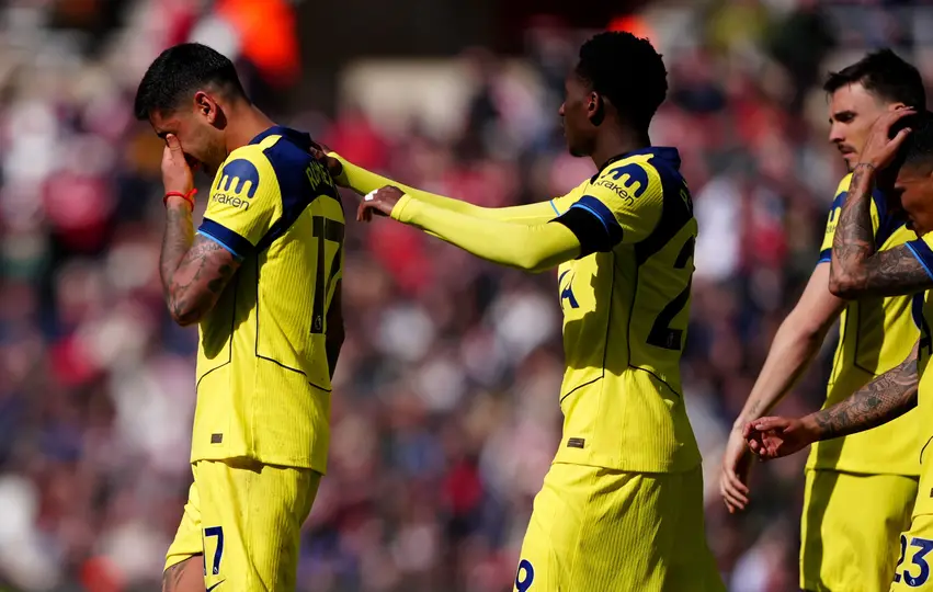 Cuti Romero del Tottenham  sale del juego contra Sunderland tras lesión en la rodilla I AP