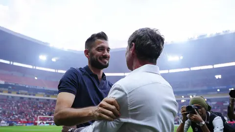 Nico Sánchez y Diego Cocca saludándose al principio del partido | Imago7