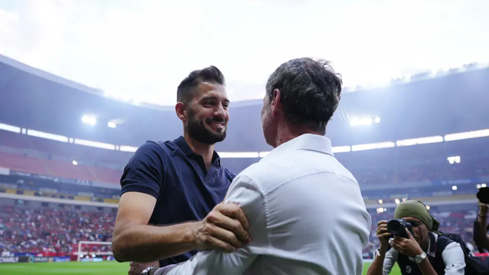 Nico Sánchez y Diego Cocca saludándose al principio del partido | Imago7