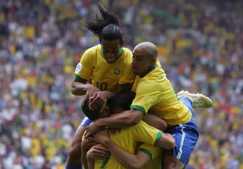 Roberto Carlos, Kaka y Ronaldinho celebran con Brasil en el Mundial de Alemania 2006  | MEXSPORT