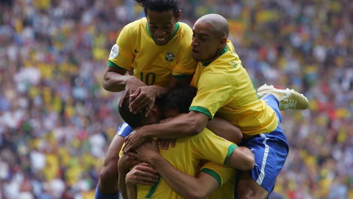Roberto Carlos, Kaka y Ronaldinho celebran con Brasil en el Mundial de Alemania 2006  | MEXSPORT