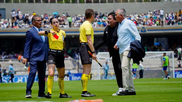 Katia Itzel expulsó a Sergio Bueno en el partido de Pumas contra Mazatlán | IMAGO 7