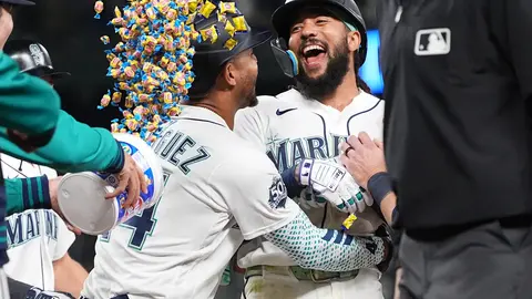 JP Crawford festeja con el dominicano Julo Rodríguez I AP