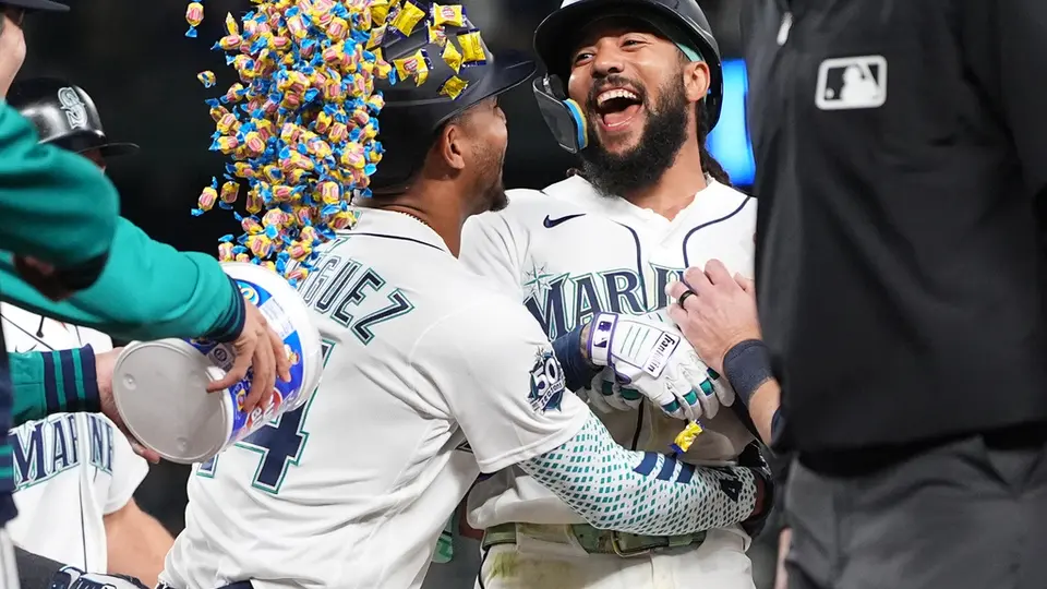 JP Crawford festeja con el dominicano Julo Rodríguez I AP