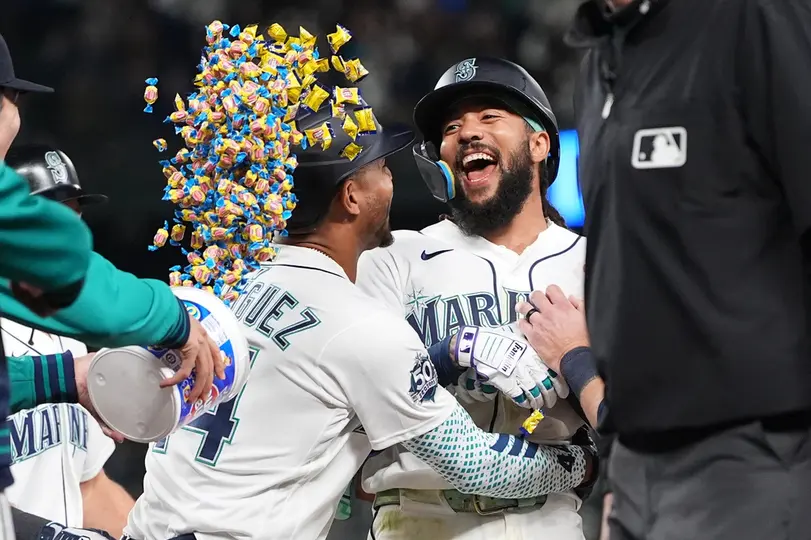 JP Crawford festeja con el dominicano Julo Rodríguez I AP