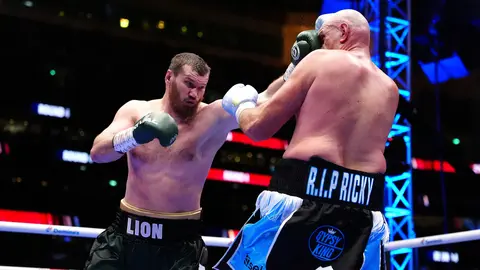 Derrota de  Arslanbek Makhmudov en Inglaterra I AP