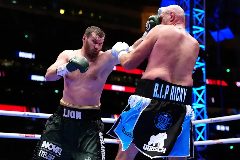 Derrota de  Arslanbek Makhmudov en Inglaterra I AP