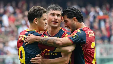 Jugadores de Genoa celebran en el partido contra Sassuolo | AP