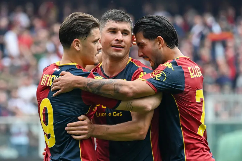 Jugadores de Genoa celebran en el partido contra Sassuolo | AP
