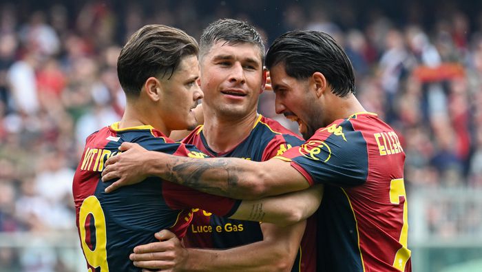 Jugadores de Genoa celebran en el partido contra Sassuolo | AP
