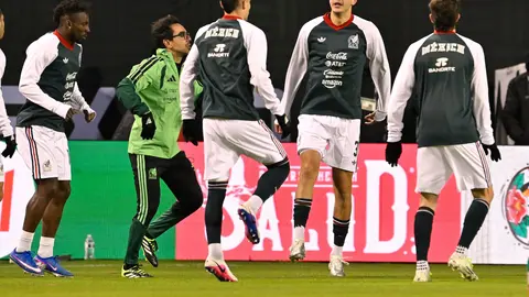 César Montes en calentamiento con la Selección Mexicana | MEXSPORT