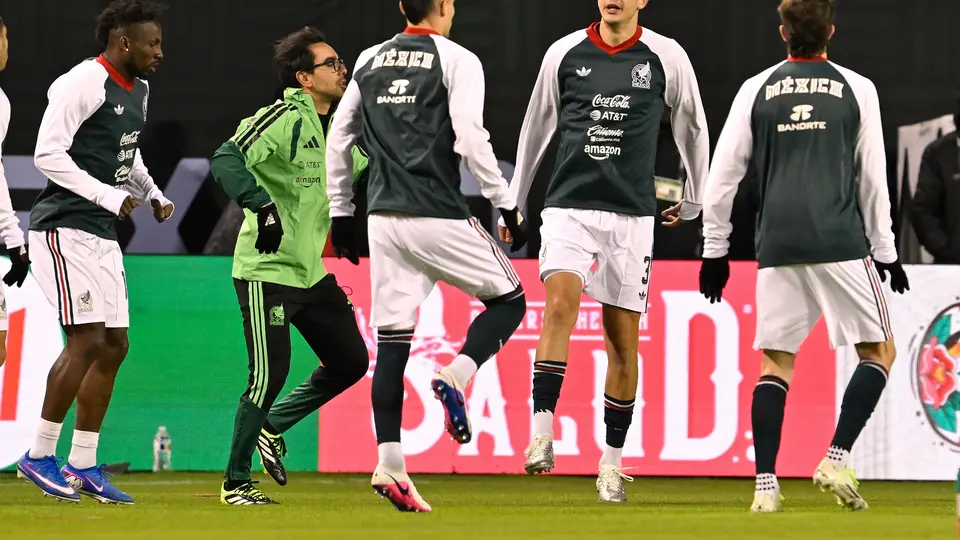 César Montes en calentamiento con la Selección Mexicana | MEXSPORT