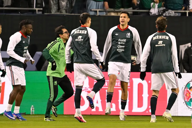 César Montes en calentamiento con la Selección Mexicana | MEXSPORT