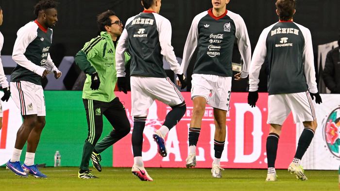 César Montes en calentamiento con la Selección Mexicana | MEXSPORT