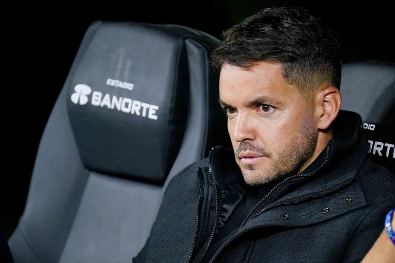 Larcamón en el banquillo del Estadio Banorte durante el América vs Cruz Azul | IMAGO7