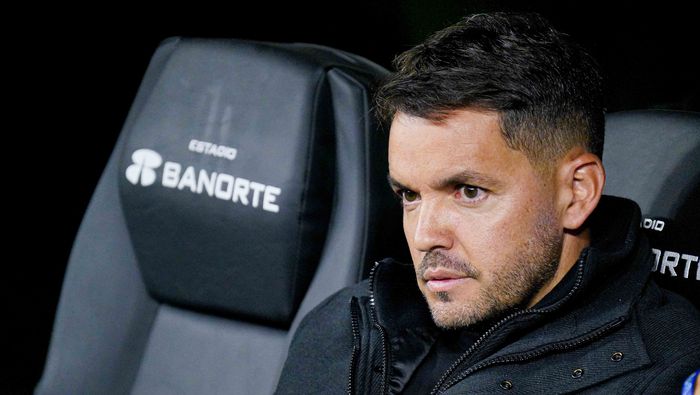 Larcamón en el banquillo del Estadio Banorte durante el América vs Cruz Azul | IMAGO7