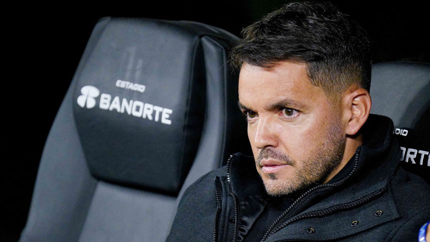 Larcamón en el banquillo del Estadio Banorte durante el América vs Cruz Azul | IMAGO7