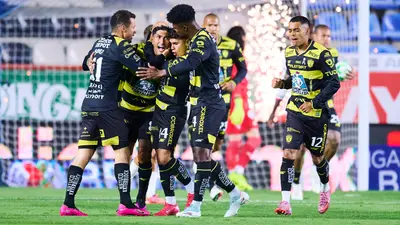 Pachuca remonta y golea a Santos Laguna con noche brillante de Víctor Guzmán