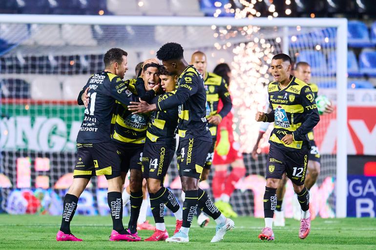 Guzmán metió tres goles en el duelo anet Santos | MexSport