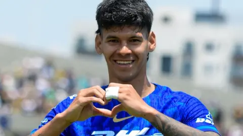 Robert Morales de Pumas celebrando su gol contra Mazatlán | Gina