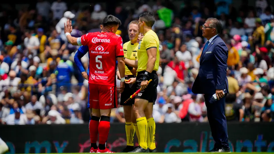 Jugadores de Mazatlán le reclaman a Katia Itzel en el partido contra Pumas | IMAGO 7