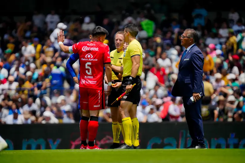 Jugadores de Mazatlán le reclaman a Katia Itzel en el partido contra Pumas | IMAGO 7