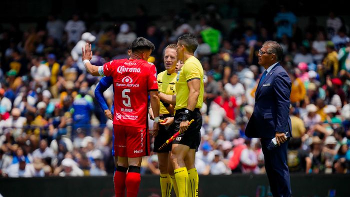 Jugadores de Mazatlán le reclaman a Katia Itzel en el partido contra Pumas | IMAGO 7