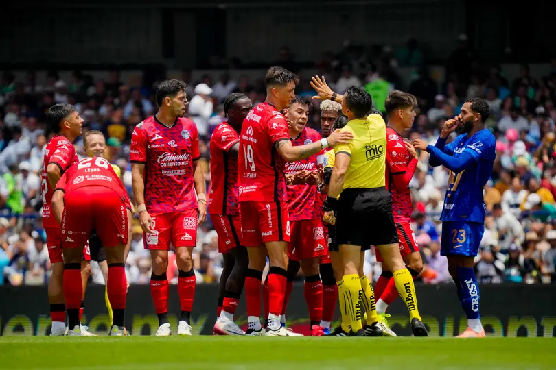 Jugadores de Mazatlán le reclaman a Katia Itzel en el partido contra Pumas | IMAGO 7