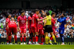 Jugadores de Mazatlán le reclaman a Katia Itzel en el partido contra Pumas | IMAGO 7
