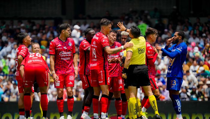 Jugadores de Mazatlán le reclaman a Katia Itzel en el partido contra Pumas | IMAGO 7