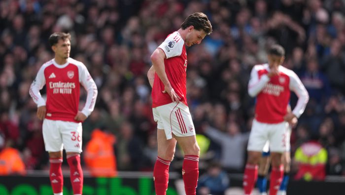 Jugadores de Arsenal en lamento tras su derrota en Premier League | AP