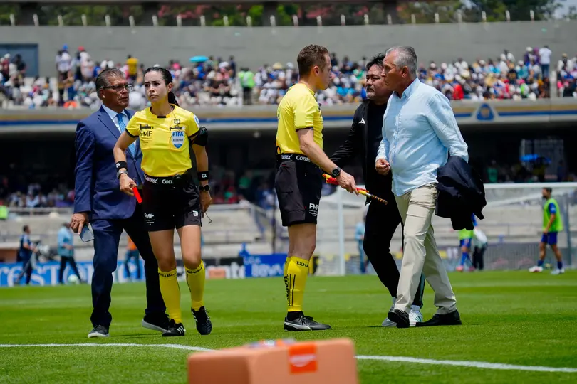 Sergio Bueno le reclama a Katia Itzel en el Pumas vs Mazatlán, en CU. l IMAGO7