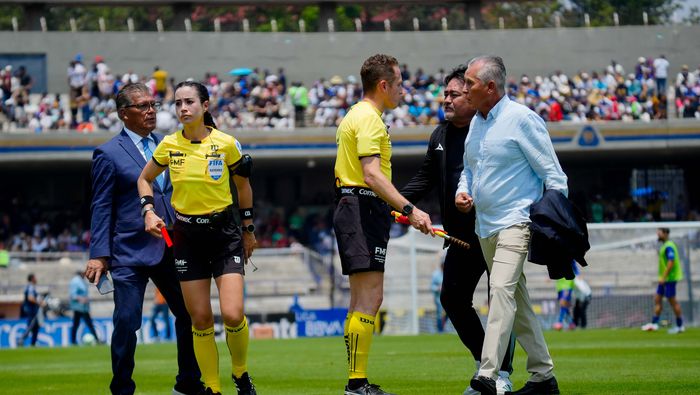 Sergio Bueno le reclama a Katia Itzel en el Pumas vs Mazatlán, en CU. l IMAGO7