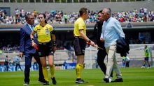 Sergio Bueno le reclama a Katia Itzel en el Pumas vs Mazatlán, en CU. l IMAGO7