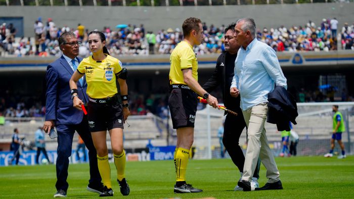 Sergio Bueno le reclama a Katia Itzel en el Pumas vs Mazatlán , en CU. l IMAGO7