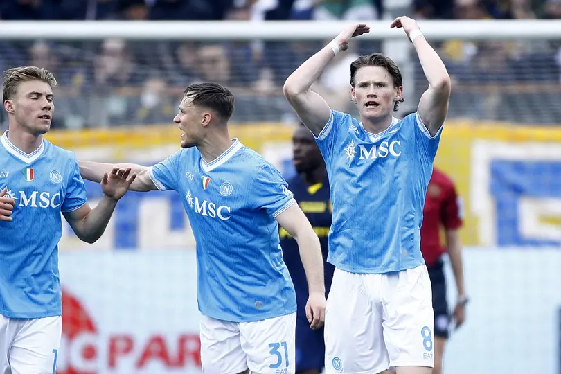 Reclamos del Napoli tras gol del Parma I AP