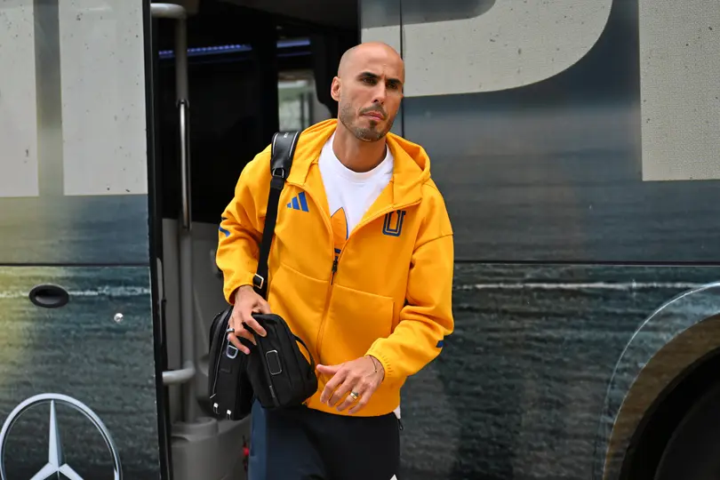 Guido Pizarro llegando al 'Volcán' para el partido ante Chivas | Imago7