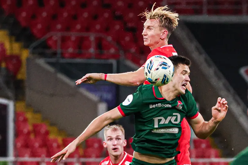 César Montes en partido con Lokomotiv Moscú | GROSBY GROUP