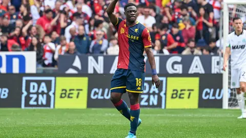 Caleb Ekuban en celebración con Genoa en el partido ante Sassuolo | AP