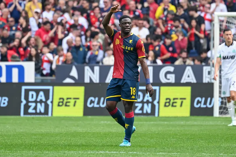Caleb Ekuban en celebración con Genoa en el partido ante Sassuolo | AP