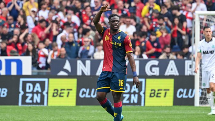 Caleb Ekuban en celebración con Genoa en el partido ante Sassuolo | AP