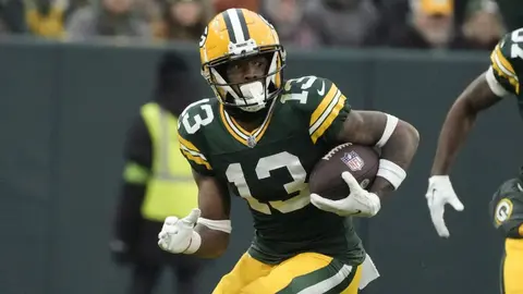 Eagles adquieren a Dontayvion Wicks en canje con los Packers