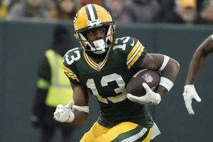 Eagles adquieren a Dontayvion Wicks en canje con los Packers