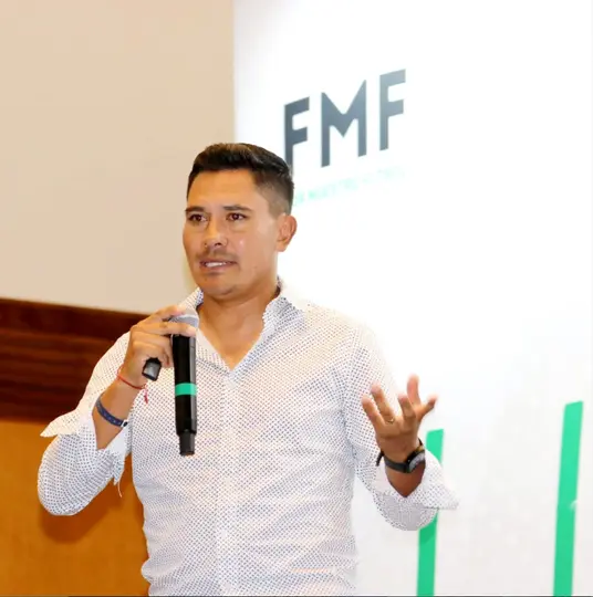 Fernando Guerrero en una conferencia en la FMF l INSTA: @cantantearbitro