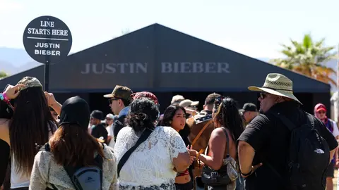 El público no dejó de cantar éxitos como “Baby” y “Beauty and a Beat”./ AFP