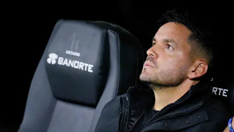 Nicolás Larcamón esperando el inicio del partido ante América | Imago7