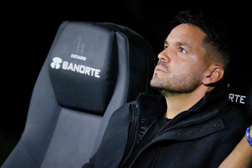 Nicolás Larcamón esperando el inicio del partido ante América | Imago7