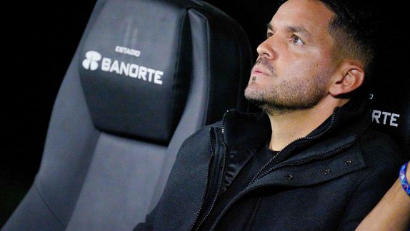 “Si no estás acostumbrado…no sirves para un equipo grande”: Hermosillo arremete contra Larcamón