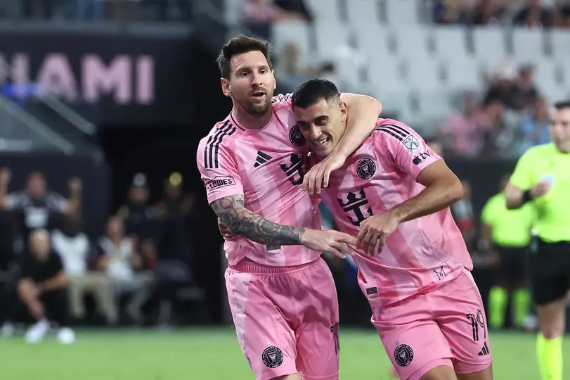 Lionel Messi abrazando a Germán Berterame | AP