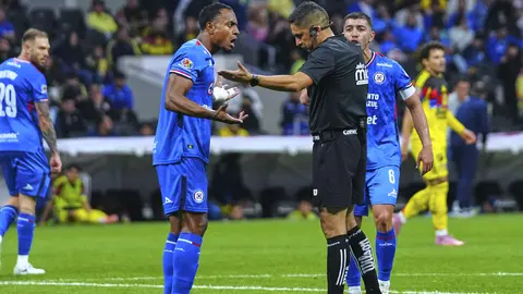 Jugadores de Cruz Azul le reclaman al árbitro Óscar Mejía en el partido contra América | IMAGO 7